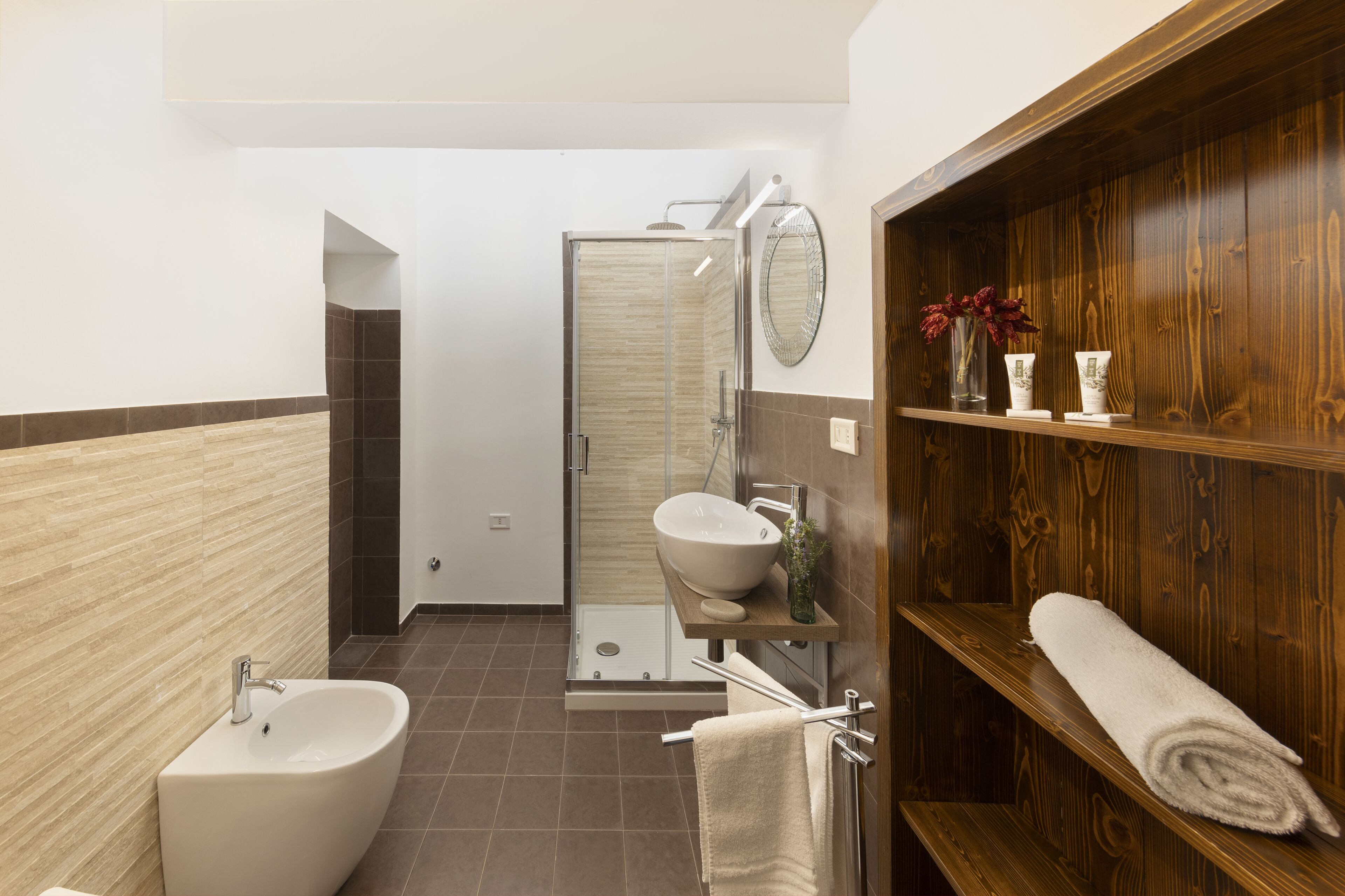 Ein modernes Badezimmer mit Badewanne, Waschbecken und Dusche.