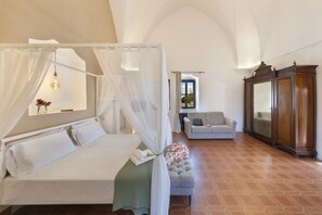 Rom – deluxe, terrasse | Individuelt innredet, skrivebord, barnesenger og wi-fi (inkludert)