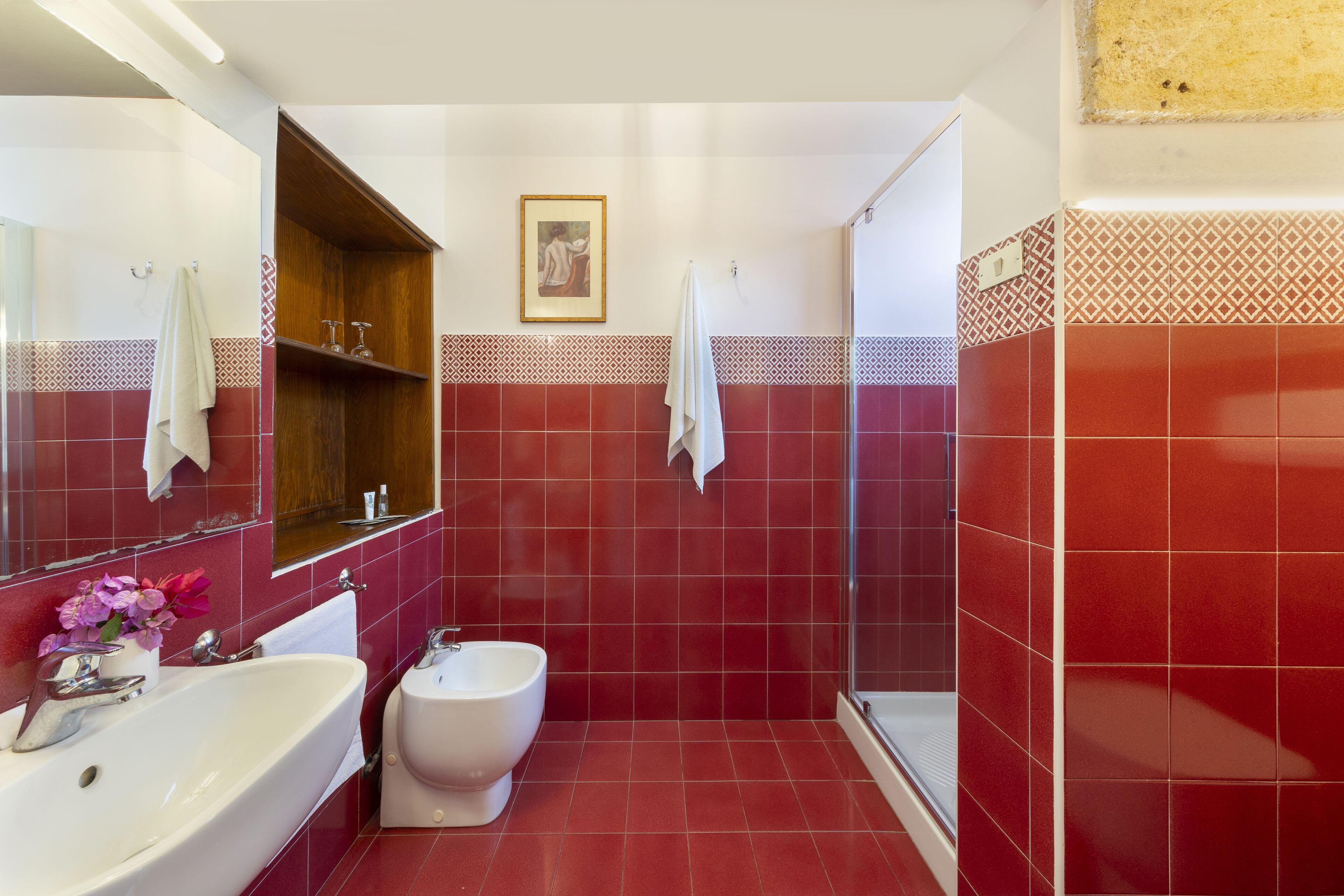 Une salle de bain équipée d’un lavabo, d’un bidet et d’une douche.