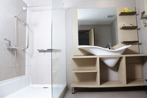 Junior Suite, 1 King Bed, Non Smoking, City View | Bathroom shower - Hotel Laforge (Abidjan)