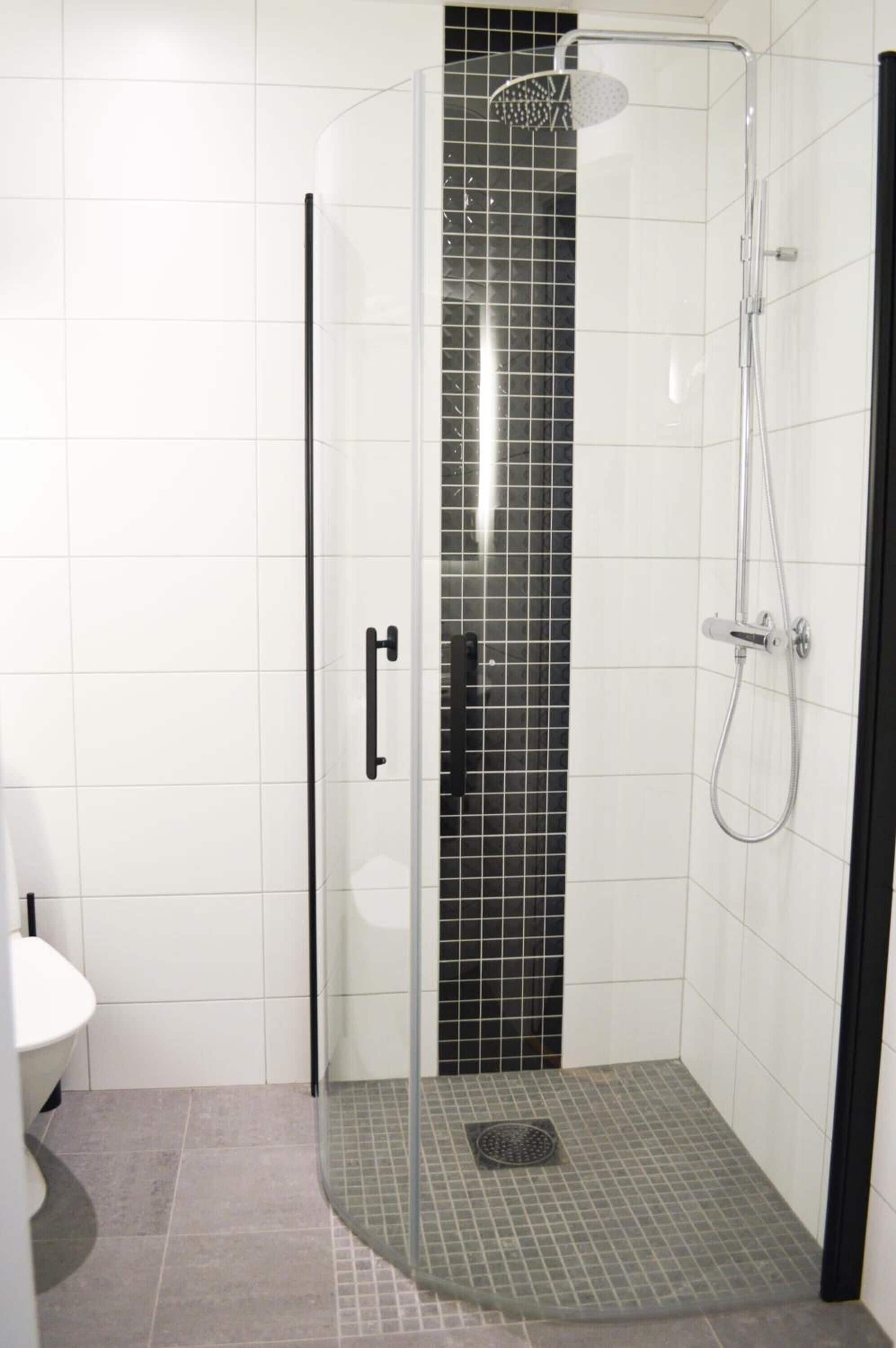 シャワー、バスアメニティ (無料)、ヘアドライヤー、タオル