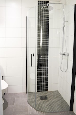 Douche, articles de toilette gratuits, sèche-cheveux