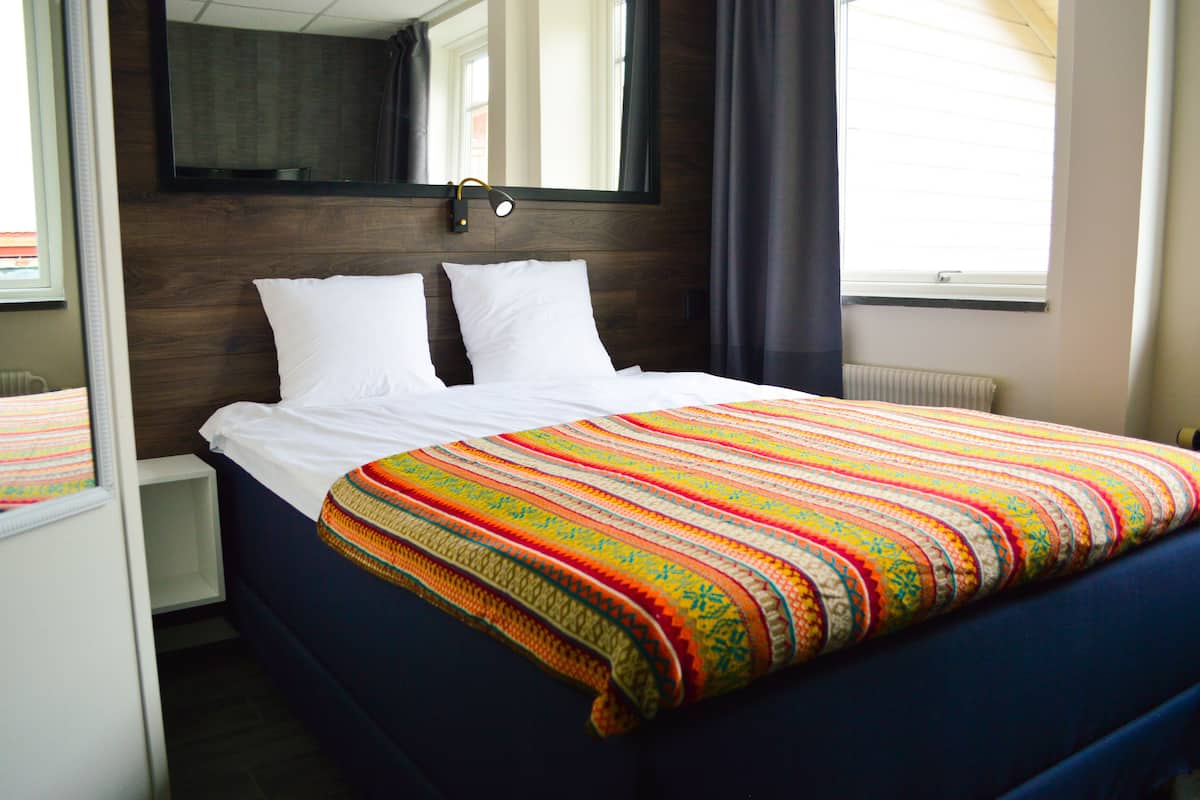 Ropa de cama de alta calidad, escritorio y cortinas blackout