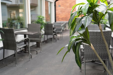 Lunch and dinner served, Asian cuisine