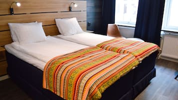 Sengetøy av topp kvalitet, skrivebord og blendingsgardiner