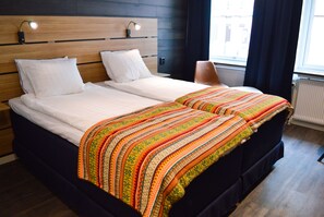 Premium bedding, desk, blackout drapes, iron/ironing board - Hotell Stortorget (Östersund)