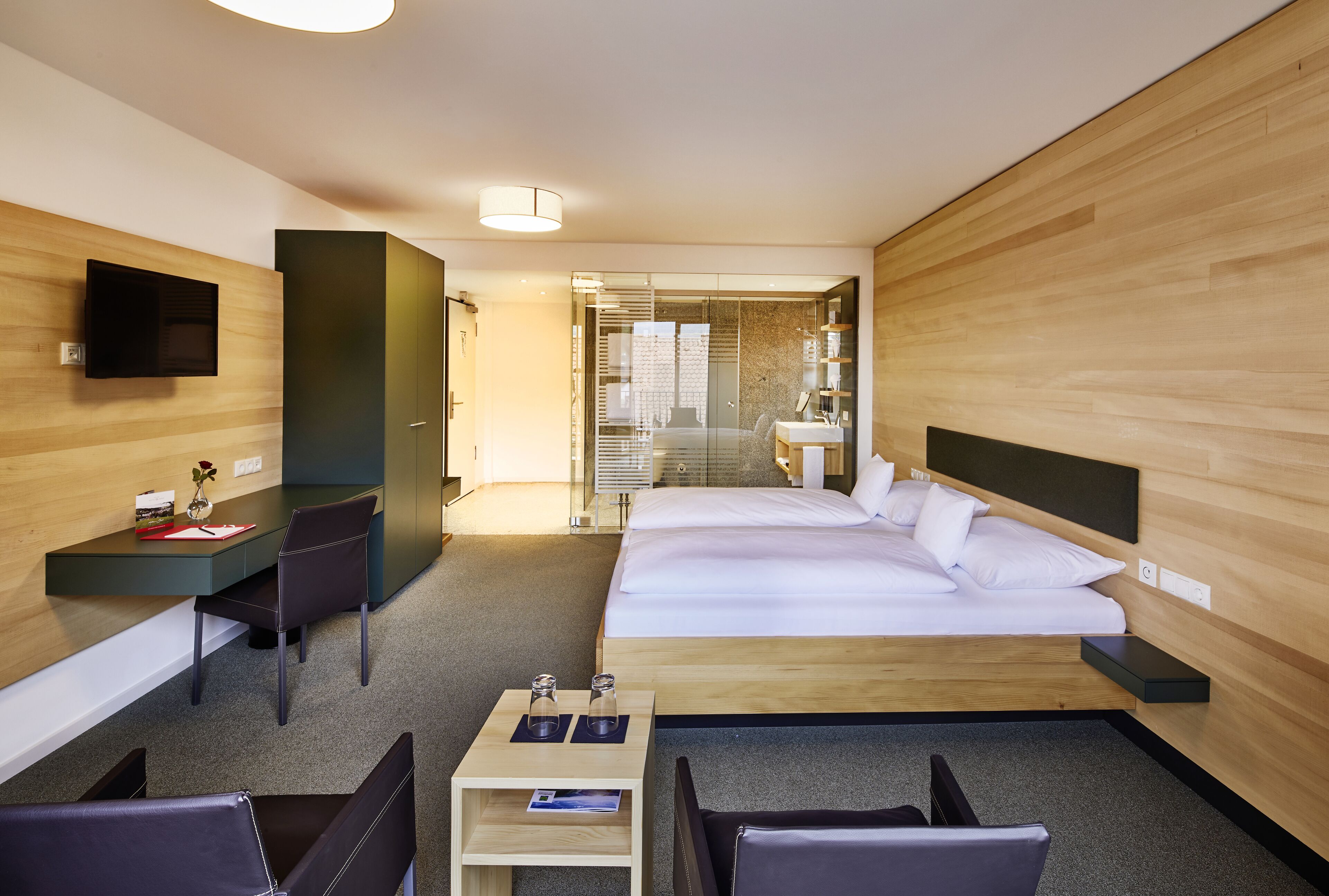 Habitación Deluxe doble, 1 cama de matrimonio grande, no fumadores | Caja fuerte, escritorio, sistema de insonorización y cunas (de pago)