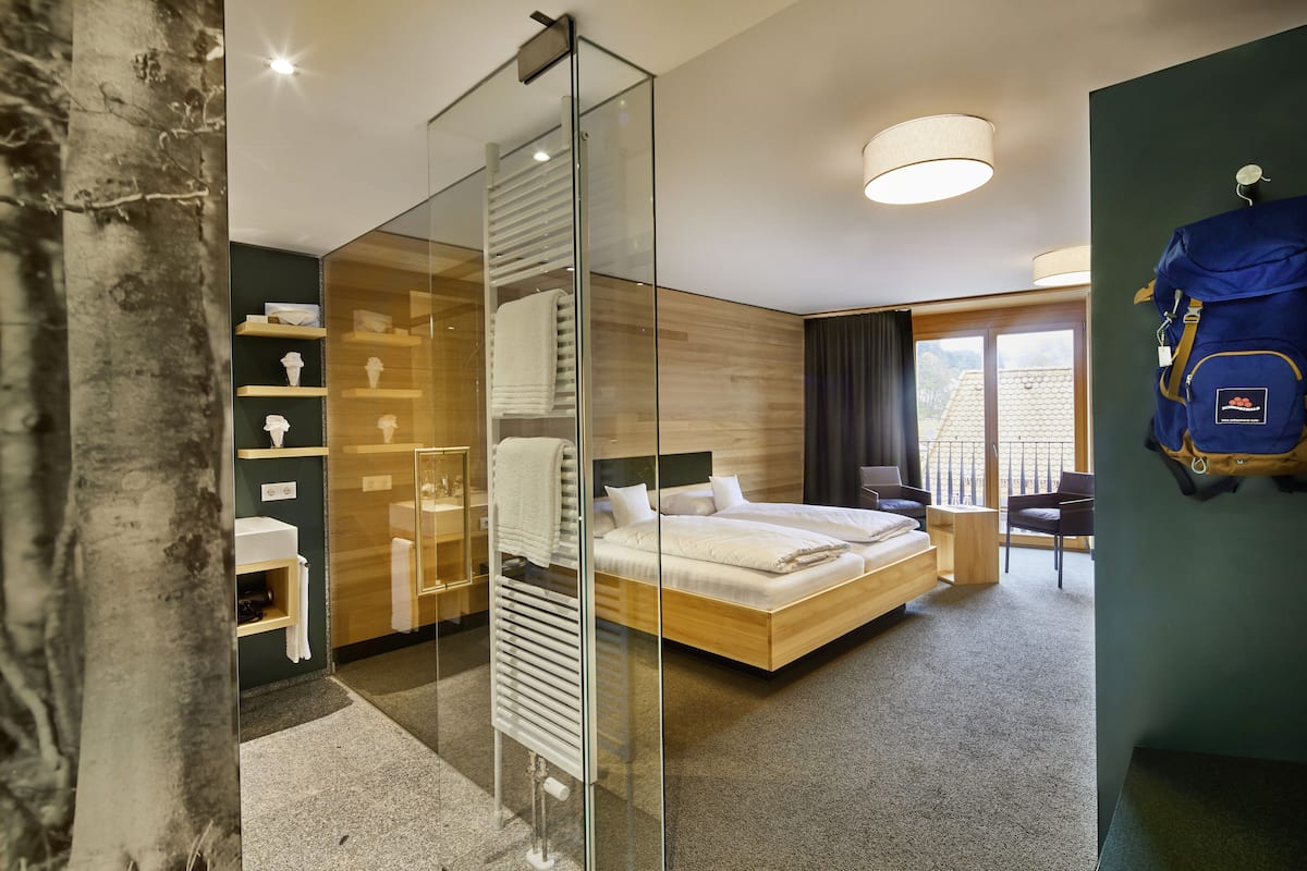 deluxe double room, 1 king bed, non smoking | in-room safe, desk, soundproofing, cots/infant beds