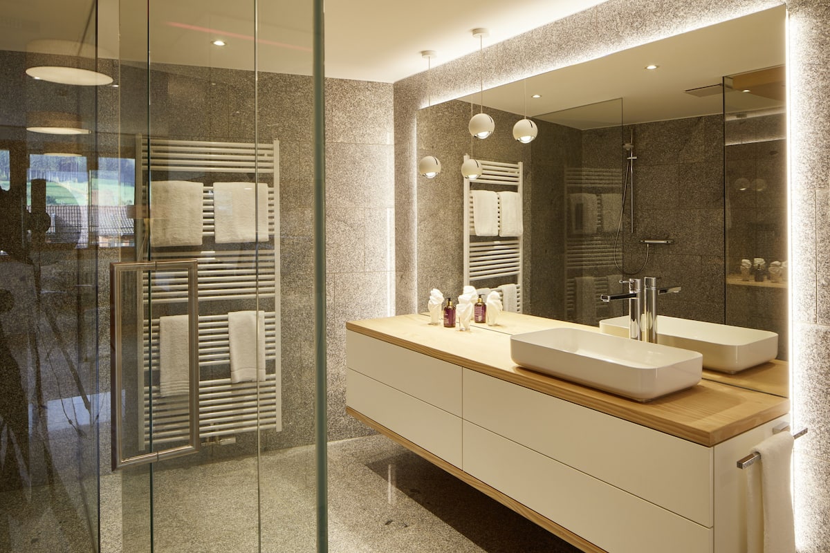 apartment, 1 king bed, non smoking | bathroom | shower, free toiletries, towels