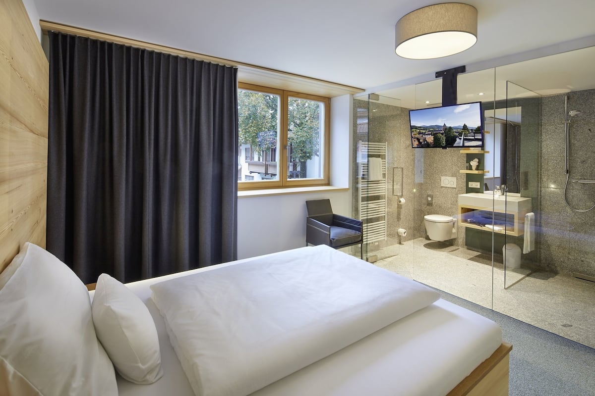 In-room safe, desk, soundproofing, cribs/infant beds