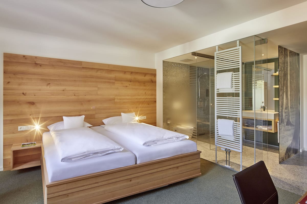 deluxe double room, 1 king bed, non smoking | in-room safe, desk, soundproofing, cots/infant beds