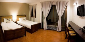 标准双床房 | 办公桌、遮光窗帘、折叠床/加床（额外收费）、免费 WiFi