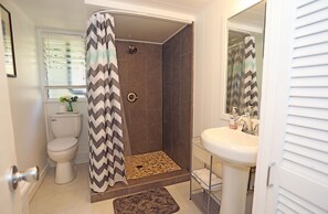 Shower, hair dryer, towels, toilet paper - Cozy Kaaawa Studio with Mountain Views - 30 Day Min (Kaaawa)