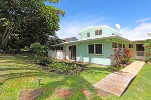Exterior - Cozy Kaaawa Studio with Mountain Views - 30 Day Min (Kaaawa)