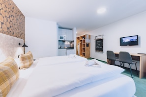 Premium bedding, blackout curtains, iron/ironing board, free WiFi - Alpine city living by we rent (Zell am See)