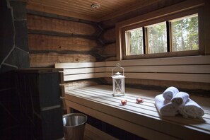 ラグジュアリー シャレー ベッドルーム (複数) サウナ コートヤードビュー | バスルーム | シャワー、バスアメニティ (無料)、ヘアドライヤー、タオル