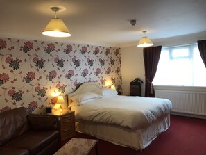 Chambre luxueuse double, salle de bain attenante, vue sur le jardin (Bath and Shower)