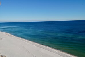 På stranden