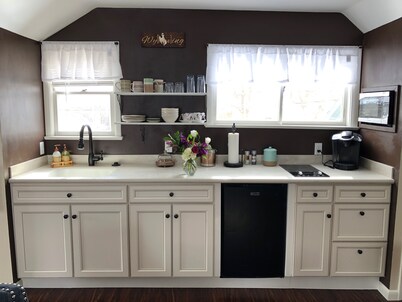 Private updated studio in ideal location 