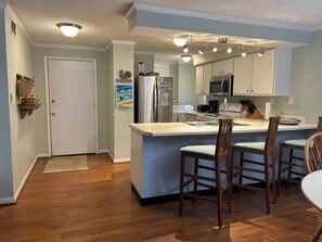 Réfrigérateur, micro-ondes, plaque de cuisson, lave-vaisselle