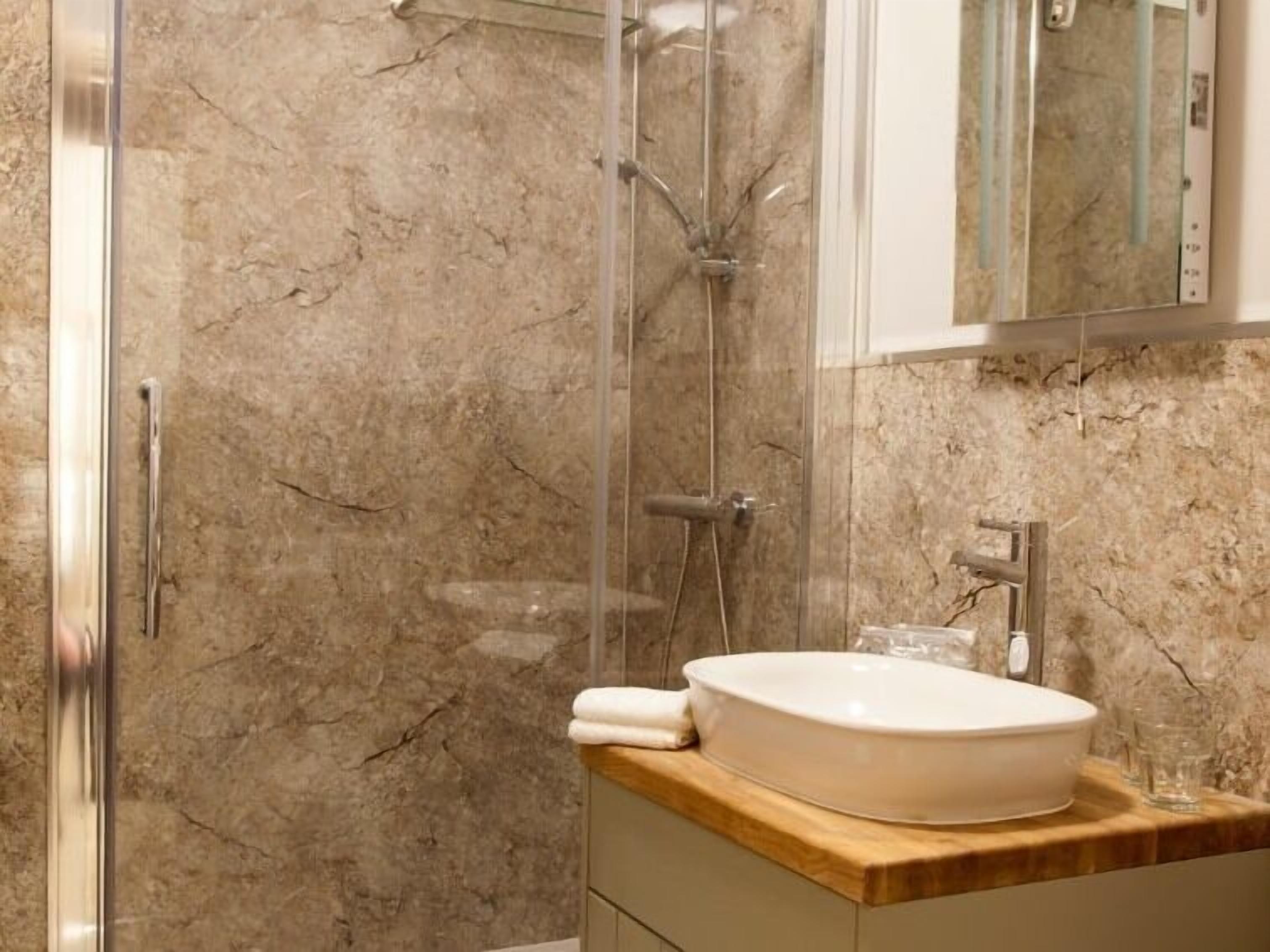 Habitación doble, 1 cama King size, baño en la habitación | Baño