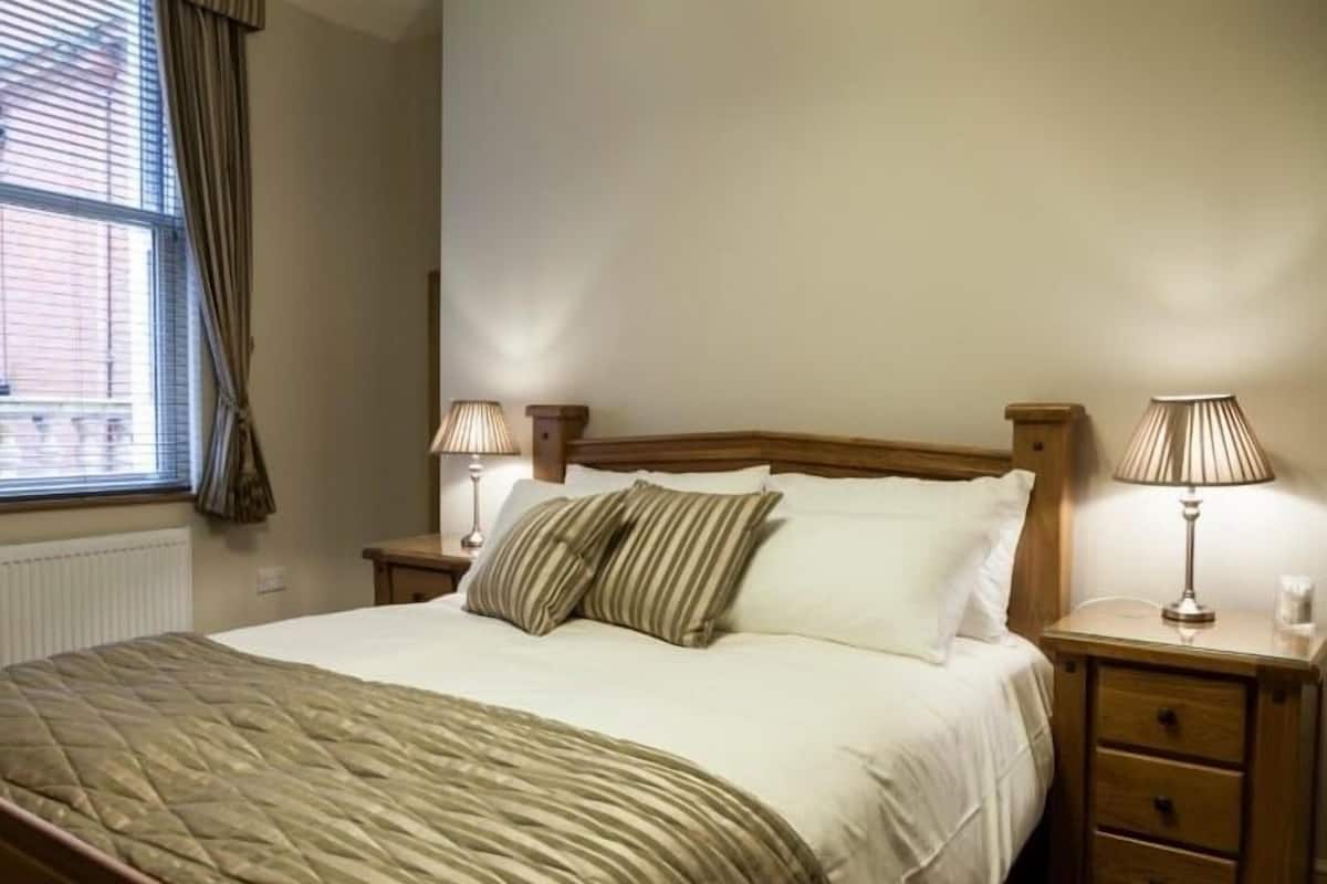 Chambre Double, 1 très grand lit, salle de bains attenante