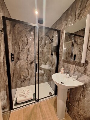Habitación panorámica doble, baño privado | Baño