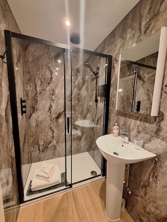 Panoramic Double Room, Ensuite | Bathroom. Parkers House Bed & Breakfast