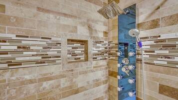 Combined shower/tub, jetted tub, hair dryer, towels