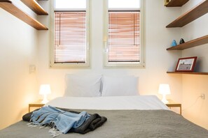 Lägenhet - utsikt mot staden | 1 sovrum, mörkläggningsgardiner, strykjärn/strykbräda och barnsängar