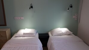 Quarto casal ou duplo superior, banheiro privativo, vista para a cidade | Roupas de cama premium, ferros/tábuas de passar roupa, Wi-Fi de cortesia