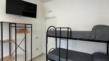 Habitación cuádruple de lujo | Ropa de cama de alta calidad, decoración personalizada y escritorio