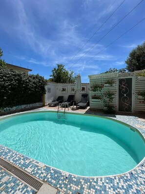 Seasonal outdoor pool, open 11:00 AM to 7:30 PM, pool umbrellas - Beatrice Home B&B (Pompei)