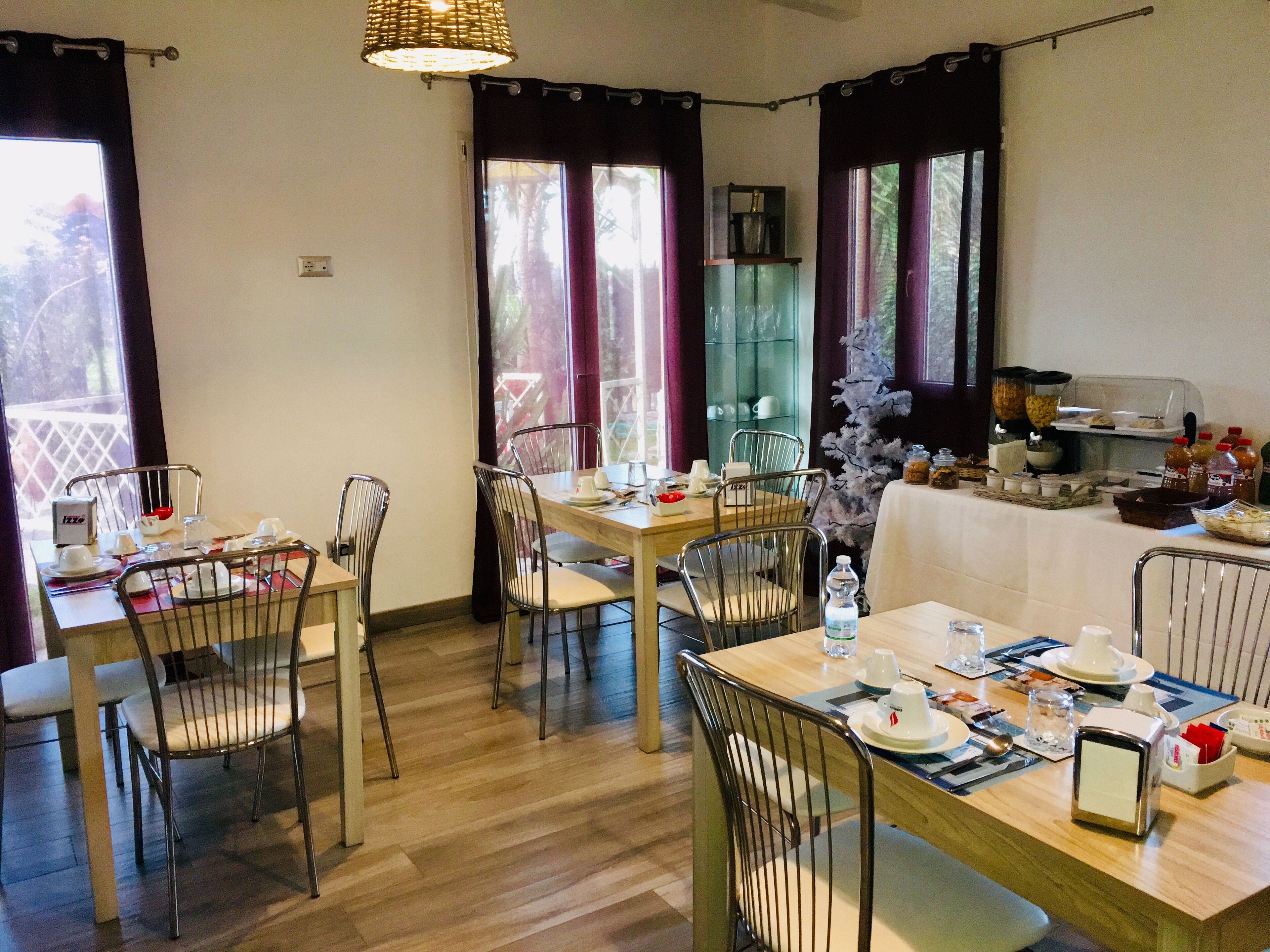 Frokost med lokale retter er inkludert hver dag