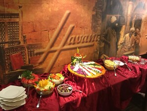 朝食 (ビュッフェ)、毎日提供 (無料)