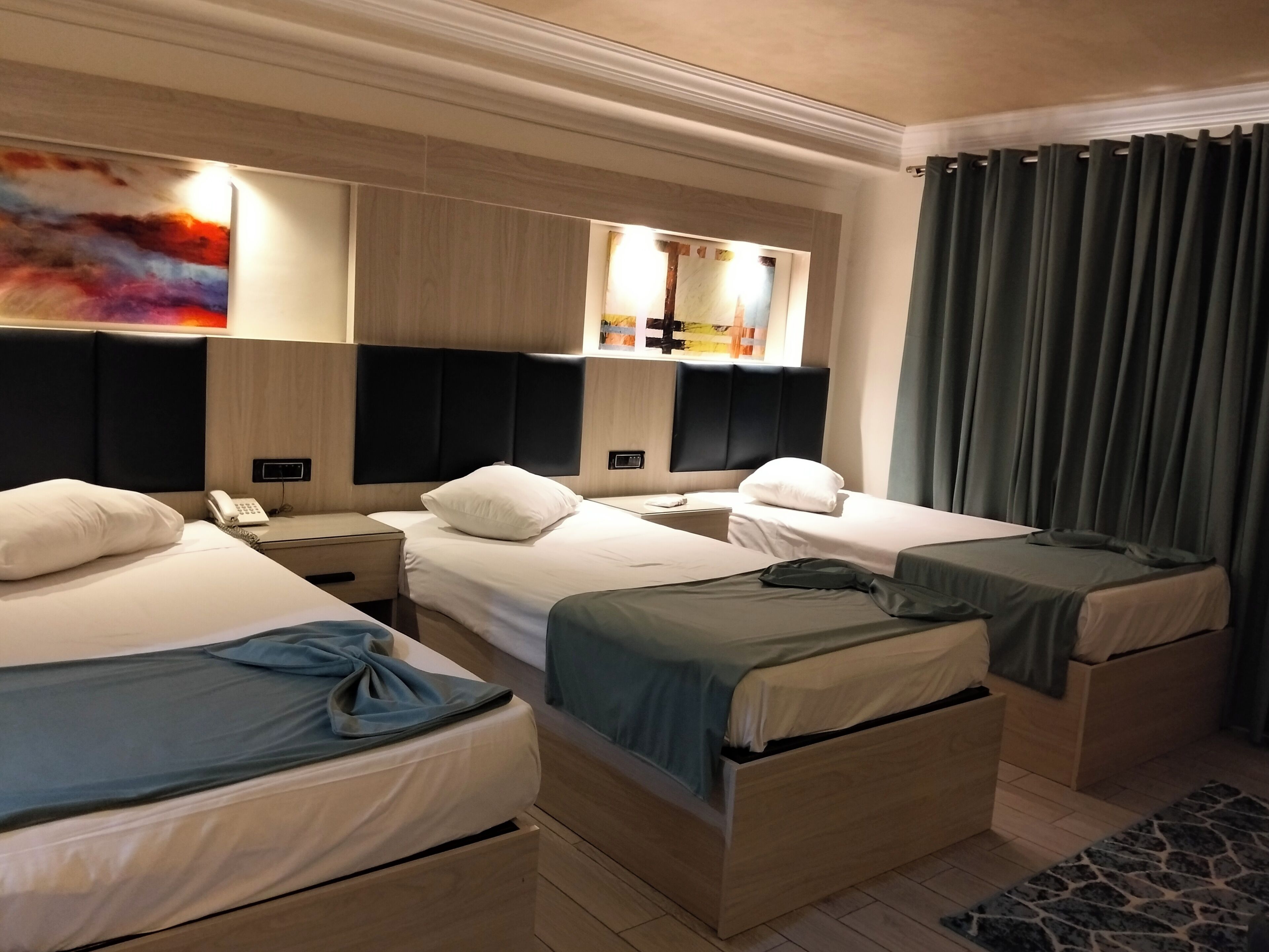 Standard trippelrum | 1 sovrum, minibar, värdeförvaringsskåp på rummet och ljudisolering