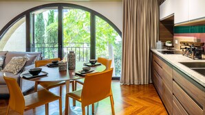 City Apartment, 2 Bedrooms, City View | In-room dining