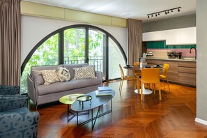 65-inch Smart TV with satellite channels, TV - Boutique & Comfort in David's Village by FeelHome (Jerusalem)