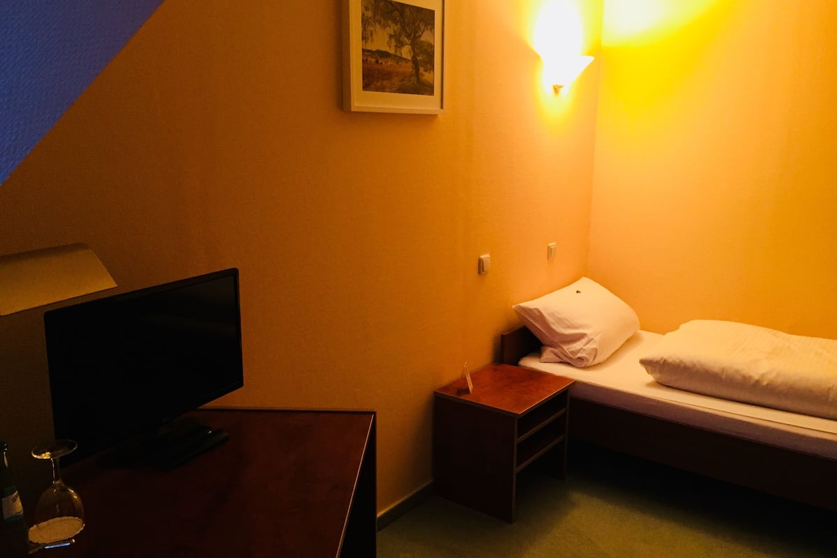 Single Room | Premium bedding, free WiFi, bed sheets