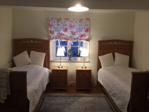 基础双人房 | 熨斗/熨板、折叠床/加床（额外收费）、免费 WiFi、床单