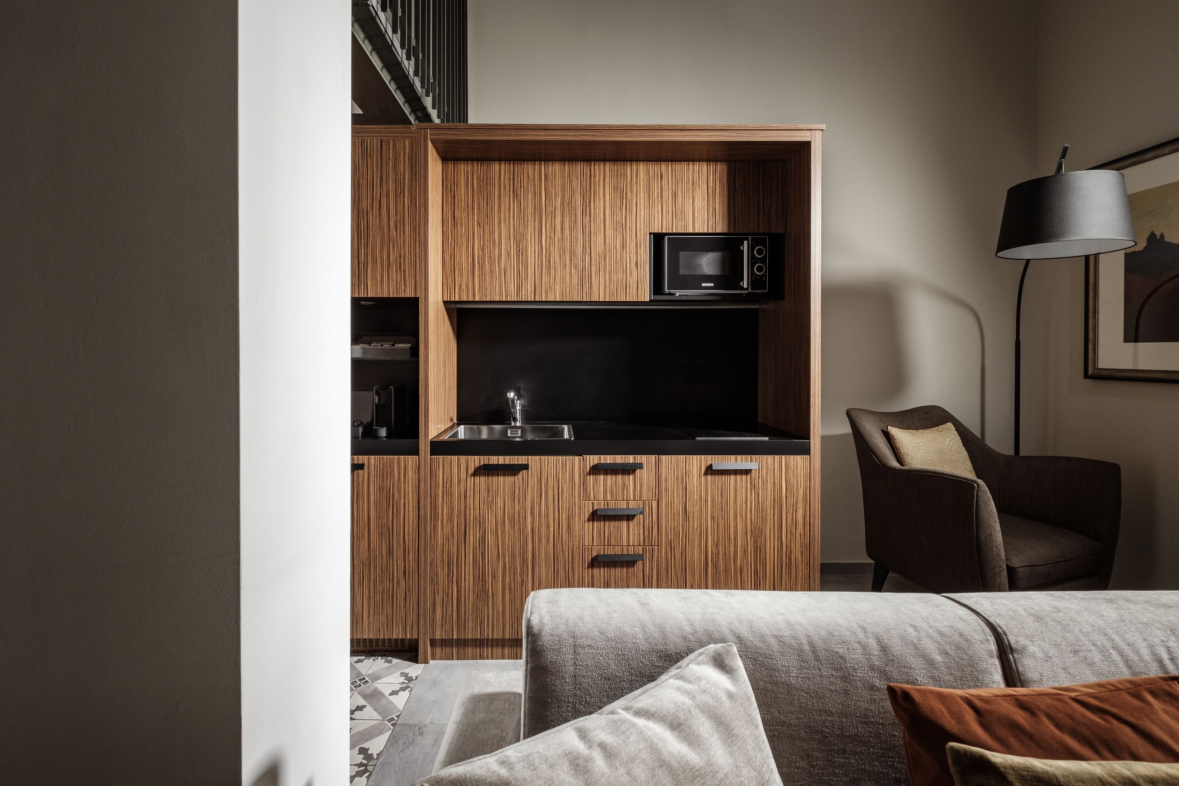 fridge, microwave, stovetop, coffee/tea maker