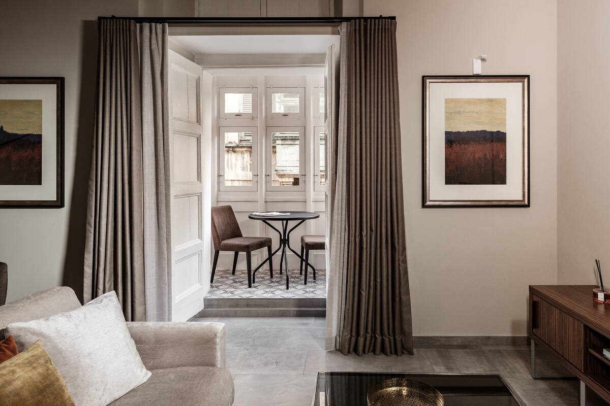 ห้องดีลักซ์สวีท, ระเบียง | ผ้าปูที่นอน Frette จากอิตาลี, เคร  ื่องนอนระดับพรีเมียม, โต๊ะทำงาน