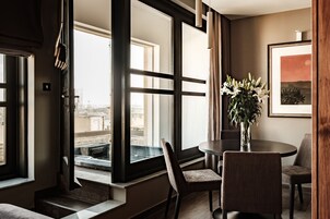 Panoramic Penthouse, Harbour View | Frette Italian sheets, premium bedding, desk, iron/ironing board