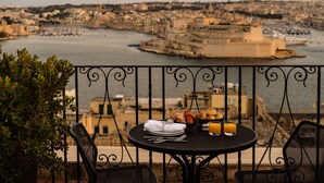 Ein Tisch mit Frühstücksangebot und Blick auf Stadt und Hafen.