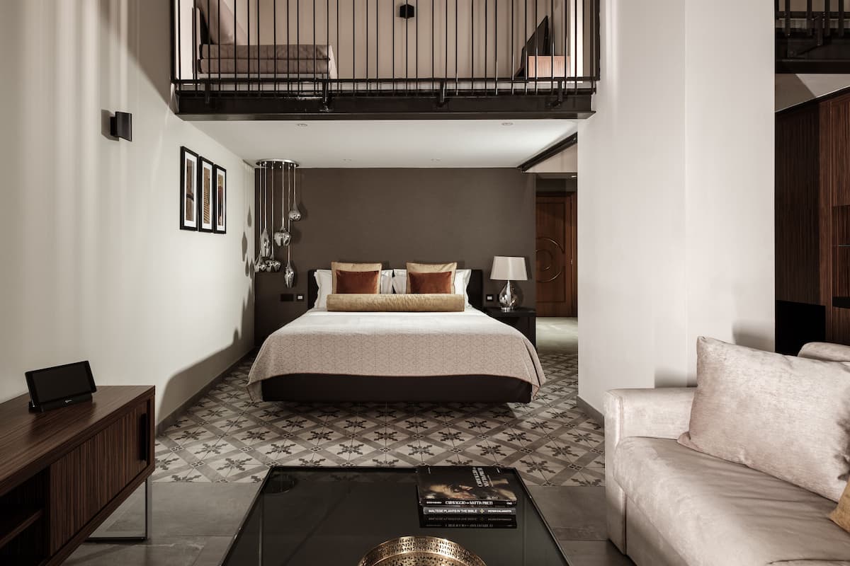 deluxe suite, balcony | frette italian sheets, premium bedding, desk, iron/ironing board