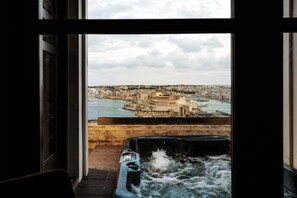 Outdoor spa tub - 1926 Le Parisot Boutique Suites (Valletta)