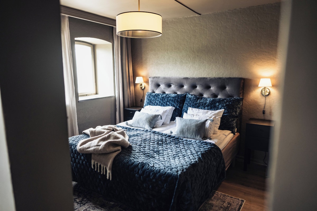 Signature Studio Suite | WiFi (free), individually furnished, bed sheets