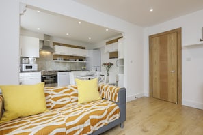 Superior-Apartment, 2 Schlafzimmer | Wohnbereich | Flachbildfernseher