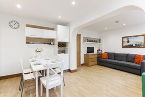 Superior Apartment, 2 Bedrooms | In-room dining