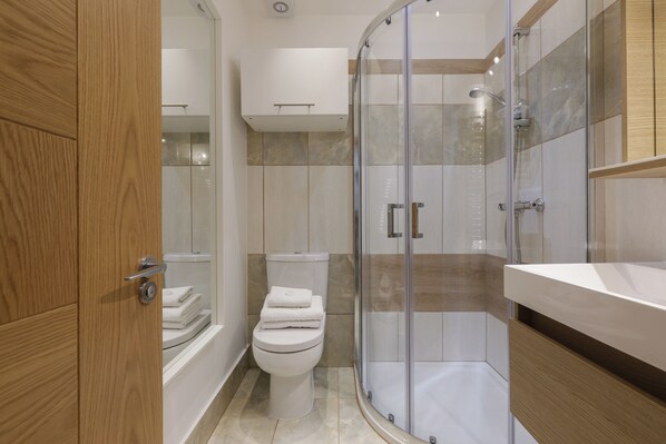 Departamento superior, 2 habitaciones | Baño | Secadora de cabello y toallas 